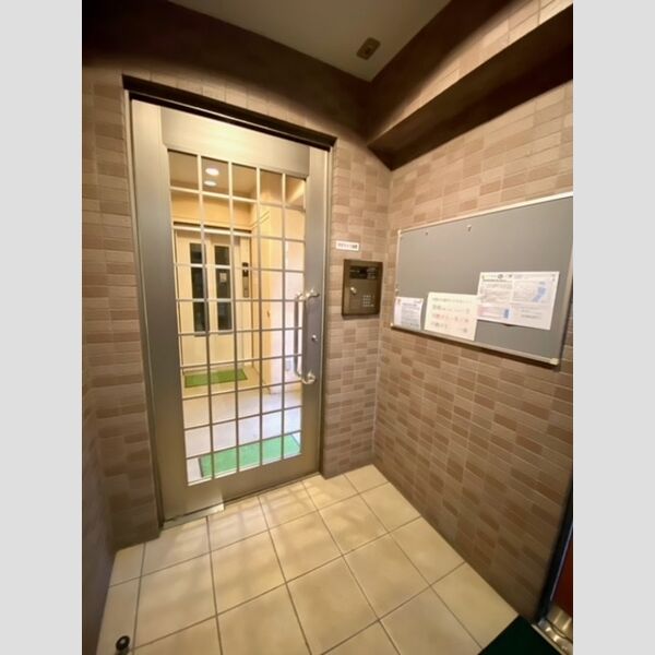 シンフォニーコート オートロック付きのエントランス