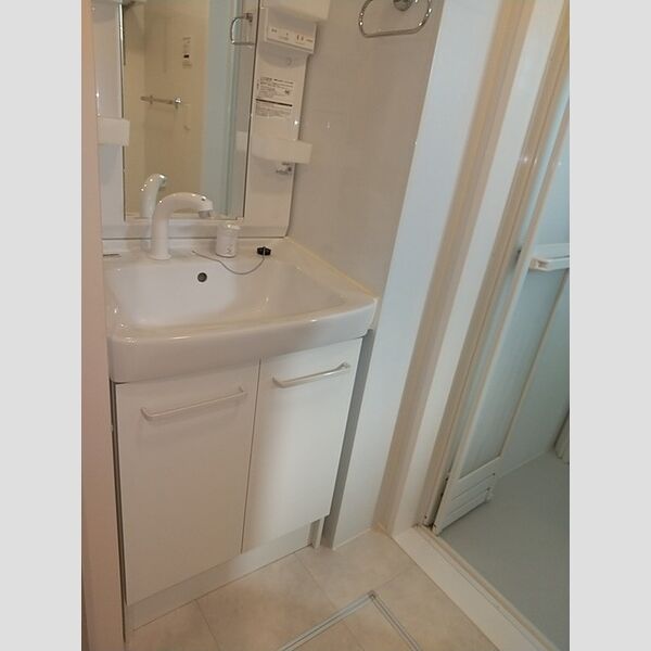 ロイヤルヒルズR107号室 洗濯機置き場には便利な棚があります