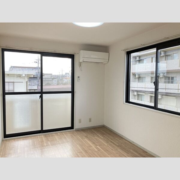 クレセント日吉台 居室