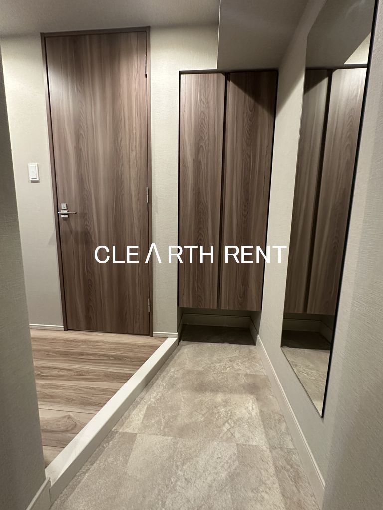 コンシェリア東京 ＜ＨＩＧＡＳＨＩＪＵＪＯ ＲＥＳＩＤＥＮＣＥ8階 全身姿見ミラー付きの玄関/人感センサー対応