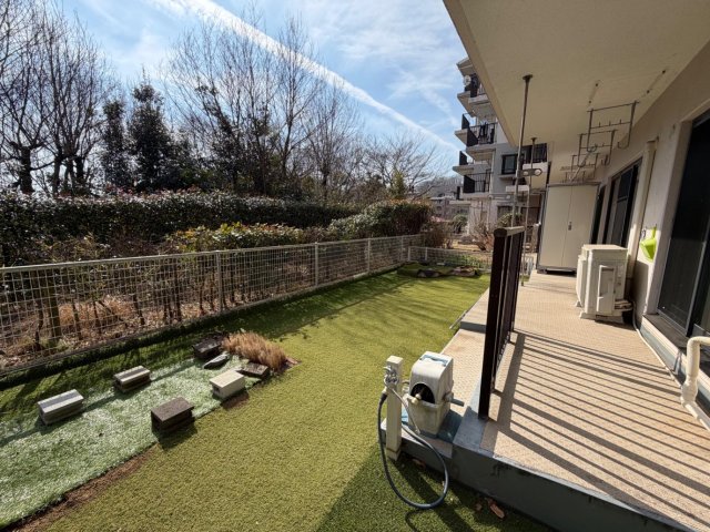 森の里セントラルビューハイツ105号室 ひろびろ専用庭（38㎡）目の前は素敵な雑木林、鳥のさえずり