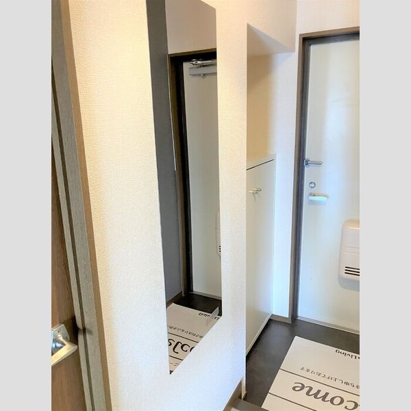 ハイム相武台304号室 玄関に姿見鏡を設置しました