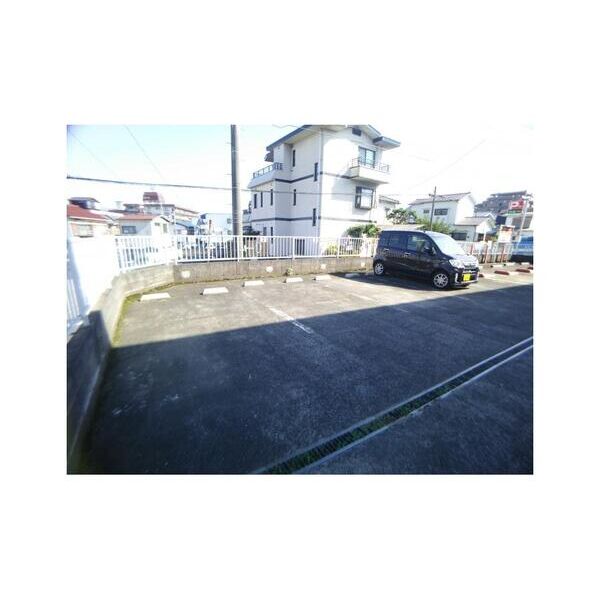 グランドール・S102号室 駐車場