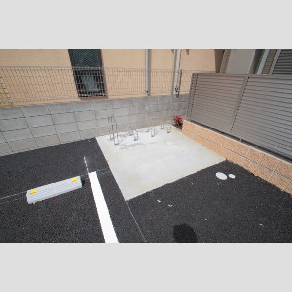 Casa FeliceⅢ201号室 駐輪ラックもございます。