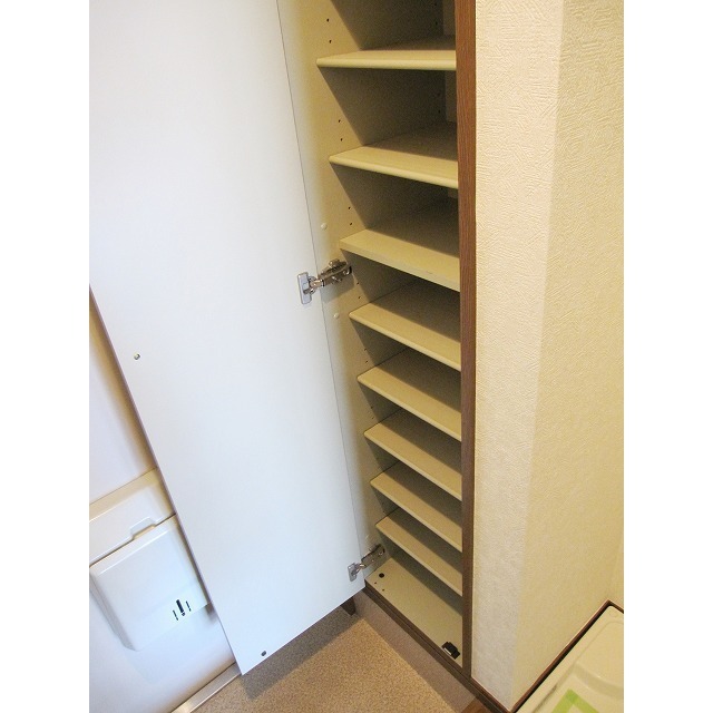 アンプルール フェール レーベン305号室 内観