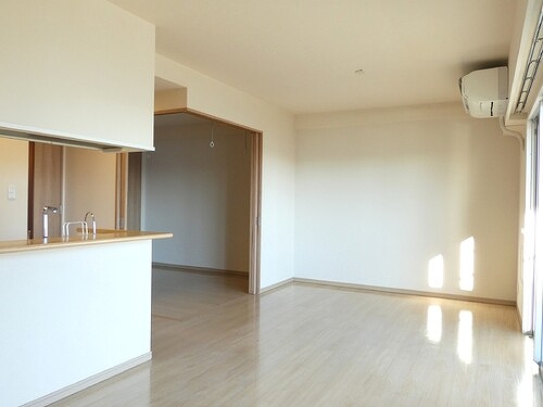 ライオンズ横浜新子安ハーバーコート リビングダイニング　別角度