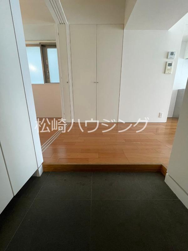 asu apartment4階 玄関