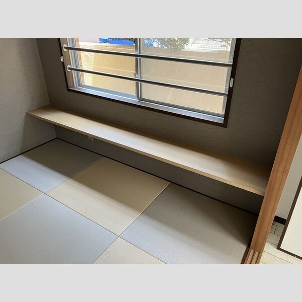 リヴィエール　Ⅰ101号室 和室を琉球仕様にリノベーション済み。リノベーション時に作業机も新設しました。子供のお絵かきや勉強にちょうどいいサイズです