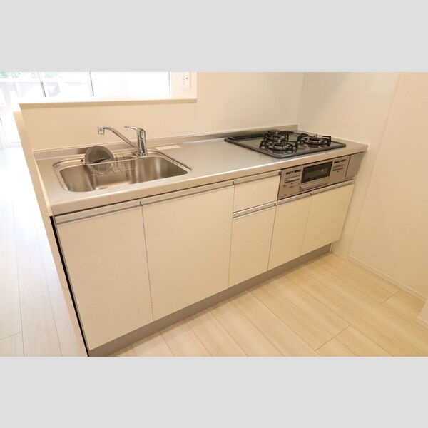 フラーリッシュ203号室 対面式3口ガスコンロ付システムキッチン