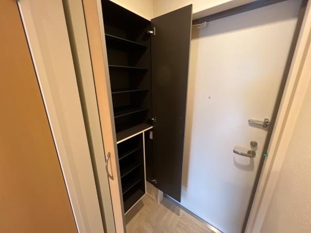 Eternal J（エターナル　ジェイ）201号室 玄関