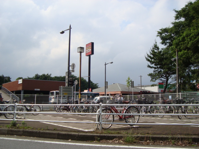 サンライズ・ガーデン201号室 ガストまで670ｍ