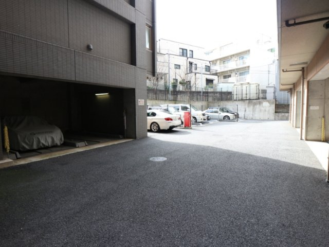 パレステュディオ新宿パークサイド ☆敷地内駐車場・空き状況は建物管理会社へお問い合わせくださいませ☆