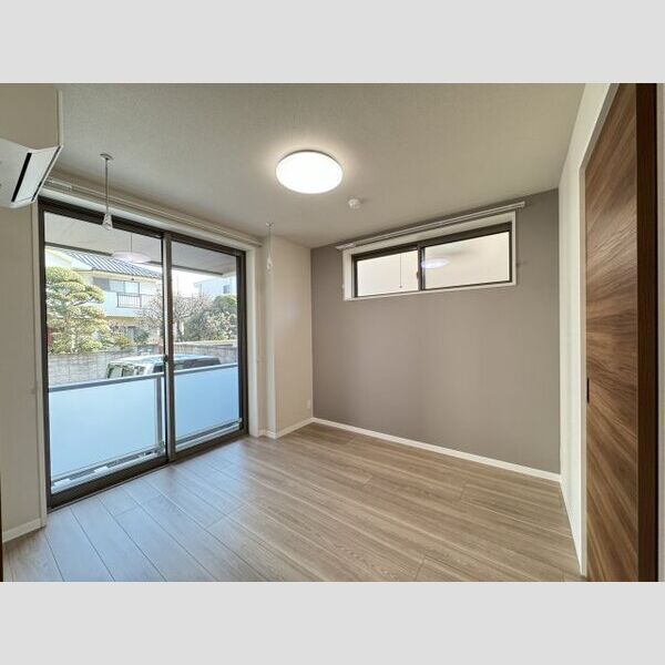 リラフォート　アイナ101号室 5.5帖洋室は二面採光♪