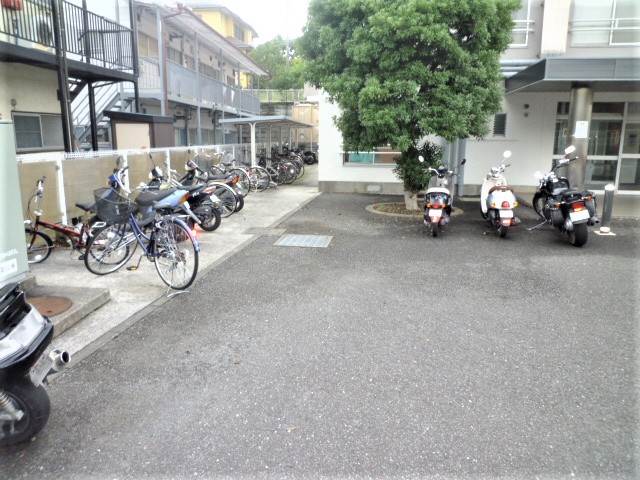 パティオ市ヶ尾3階 駐輪場　大型バイクも無料で駐輪可★