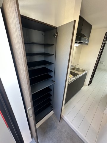 ベイルーム本厚木旭町302号室 シューズボックスは高さ可動式の大容量サイズとなっており女性にもおススメです♪