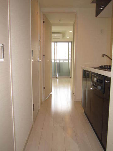 ガーラ・グランディ横濱桜木町 玄関入ると人感センサー付きライトが照らしてくれます☆