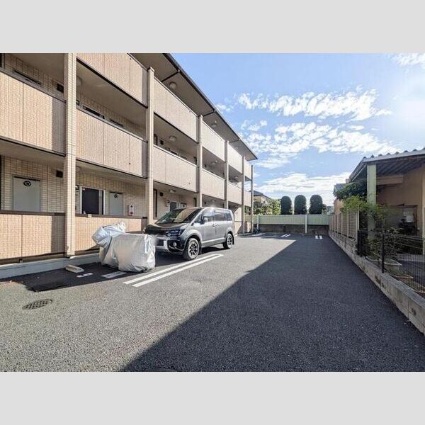 フェアリーシャトー303号室 駐車場