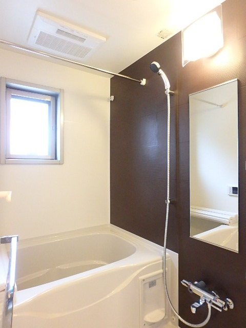 ガーラ・ヒルズ氷川台2階 窓付バスルーム