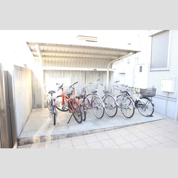 メゾンソレイユ朝日 駐輪場