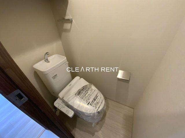 コンシェリア田町4階 清潔感あるシャワー付きトイレ