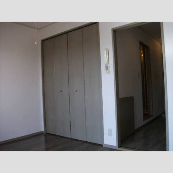 イーストハウス102号室 居室(収納部)