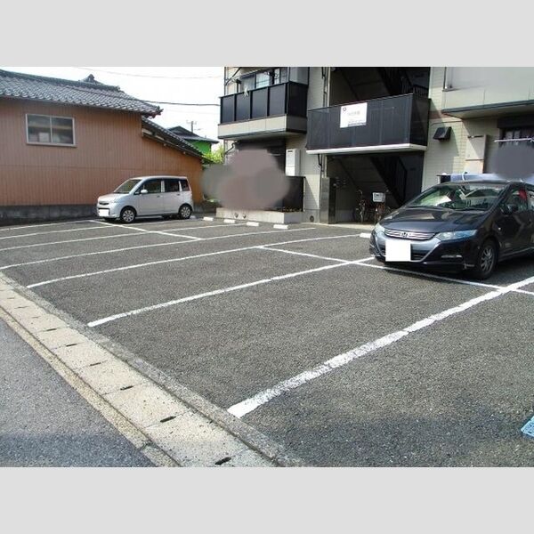 ルミエールコート 駐車場