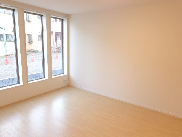 フローリッシュ・ガーデン102号室 リビング