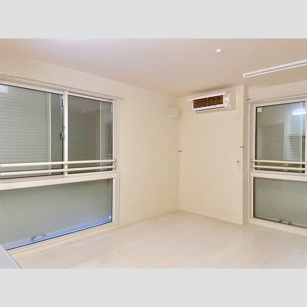 ハイアット湘南301号室 防犯シャッターがついています!