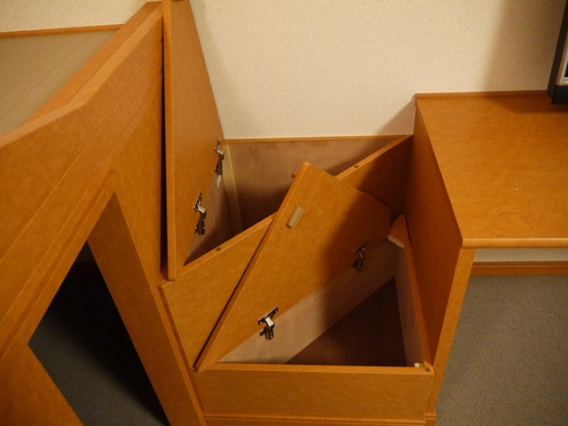 レオパレスＫＥＩ ハイベッド階段部分にも収納できます