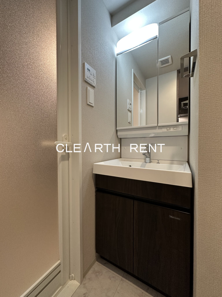 コンシェリア横濱 ＜ＳＨＩＮＫＯＹＡＳＵ＞10階 鏡裏収納付きの独立洗面台