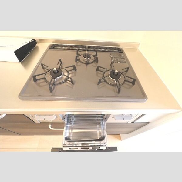 コンフォール202号室 三ツ口コンロ
