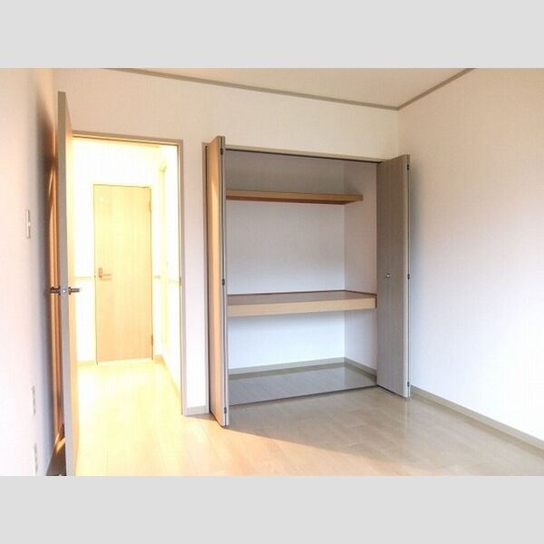 アルファタウン西田原　I ♪洋室6帖の物入♪