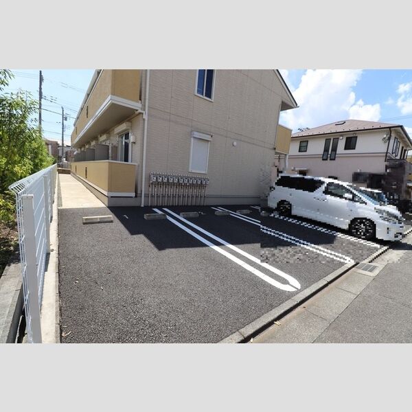 ロイヤルヒルズR107号室 駐車場