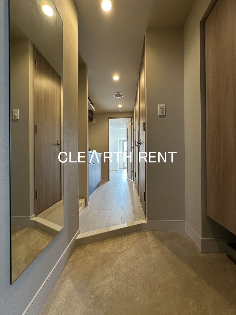 コンシェリア東京 ＜ＨＩＧＡＳＨＩＪＵＪＯ ＲＥＳＩＤＥＮＣＥ7階 全身姿見ミラー付きの玄関/人感センサー対応