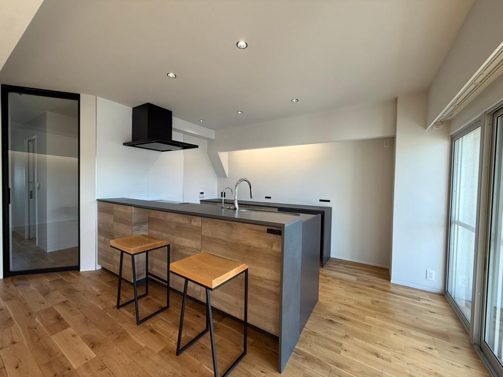 ユニハイム鎌倉 賃貸では珍しいセラミック天板の高級対面キッチン、スツール付