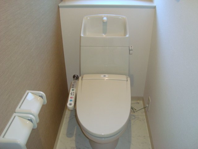 ベルクラージュ00205号室 シャワー付トイレ