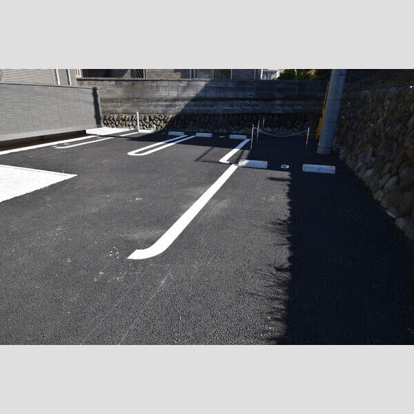 ルミナーレ 駐車場