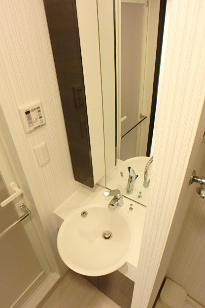 ガーラ・ステーション横浜反町7階 スペースが確保できる洗面所です