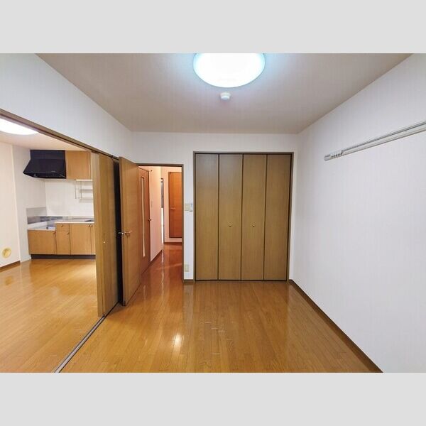 ストーク吉野205号室 南側洋室6帖