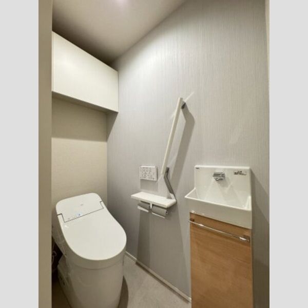 グリナージュ　リリア101号室 トイレ(温水洗浄便座)上部には棚あり手洗いもあり♪