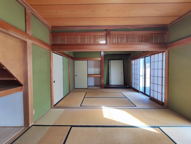 伊勢原石田戸建 1F LDK続き和室２部屋。大変広く,仕切れます。表替えする