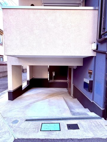 世田谷区三軒茶屋戸建 ビルトイン駐車場