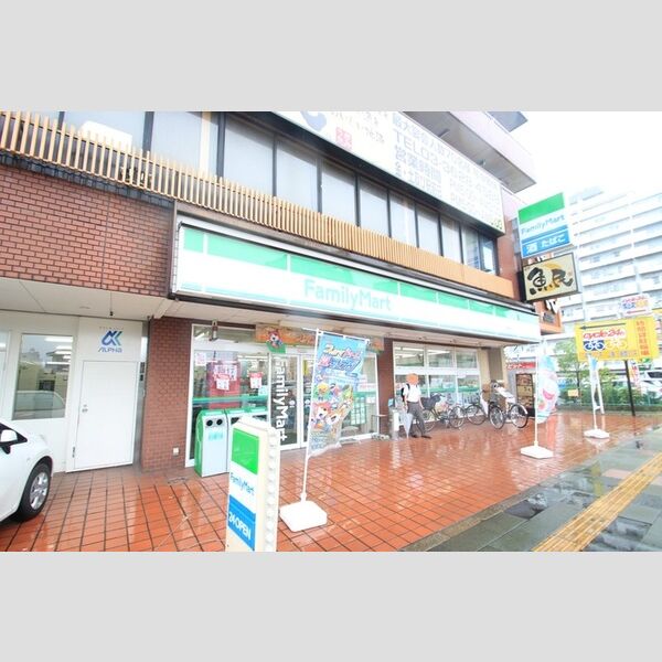 アイリス北綾瀬 ファミリーマート北綾瀬駅前店290m