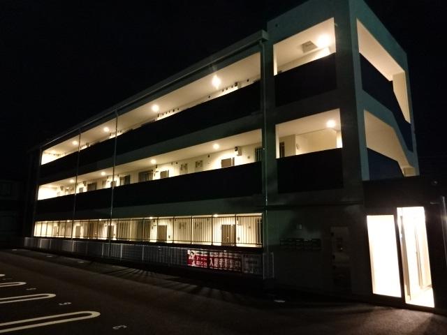 リバティ 外観写真（夜）