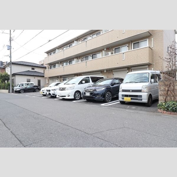 ルガーナ105号室 駐車場