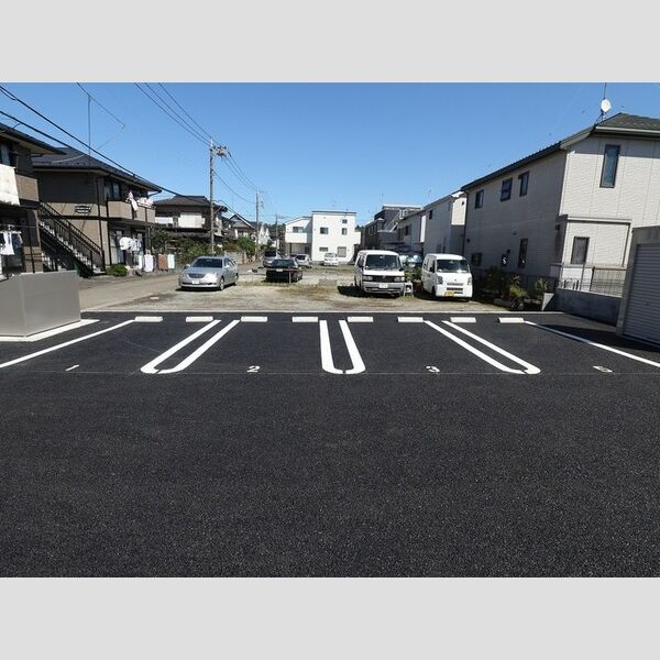 コンフォートヴィラ若松 駐車場