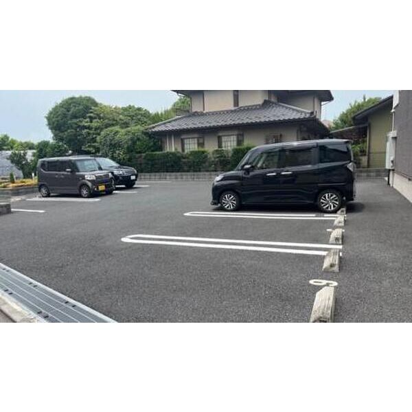 アンド・イー303号室 駐車場