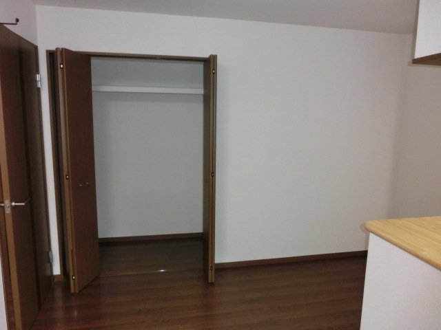 パラディ102号室 リビング収納