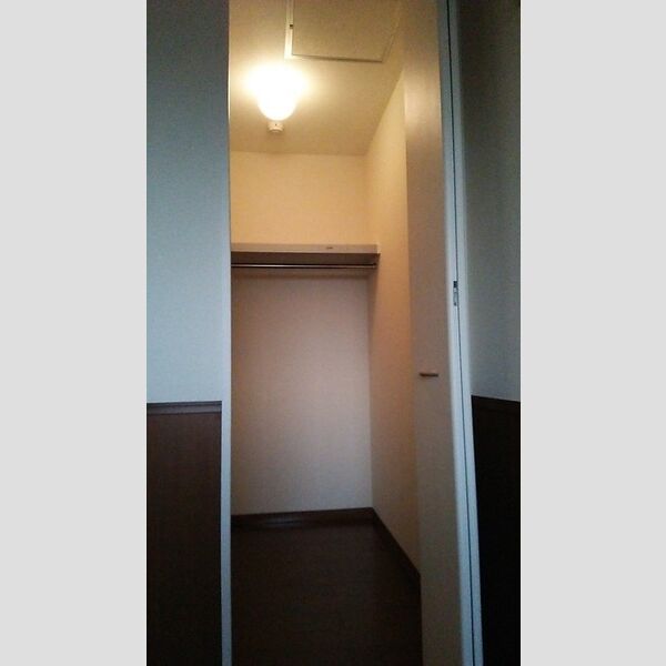 レジデンス・デュオ302号室 ウォークインクローゼット