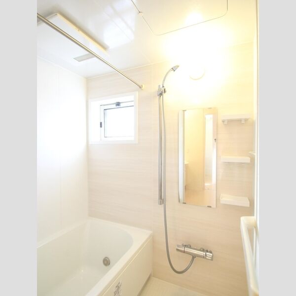 リバーサイドガーデン　B 窓付きバスルーム